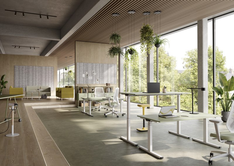 Modernes, lichtdurchflutetes Großraumbüro mit höhenverstellbaren PiD-Schreibtischen von Palmberg, ergonomischen Bürostühlen und üppiger Begrünung