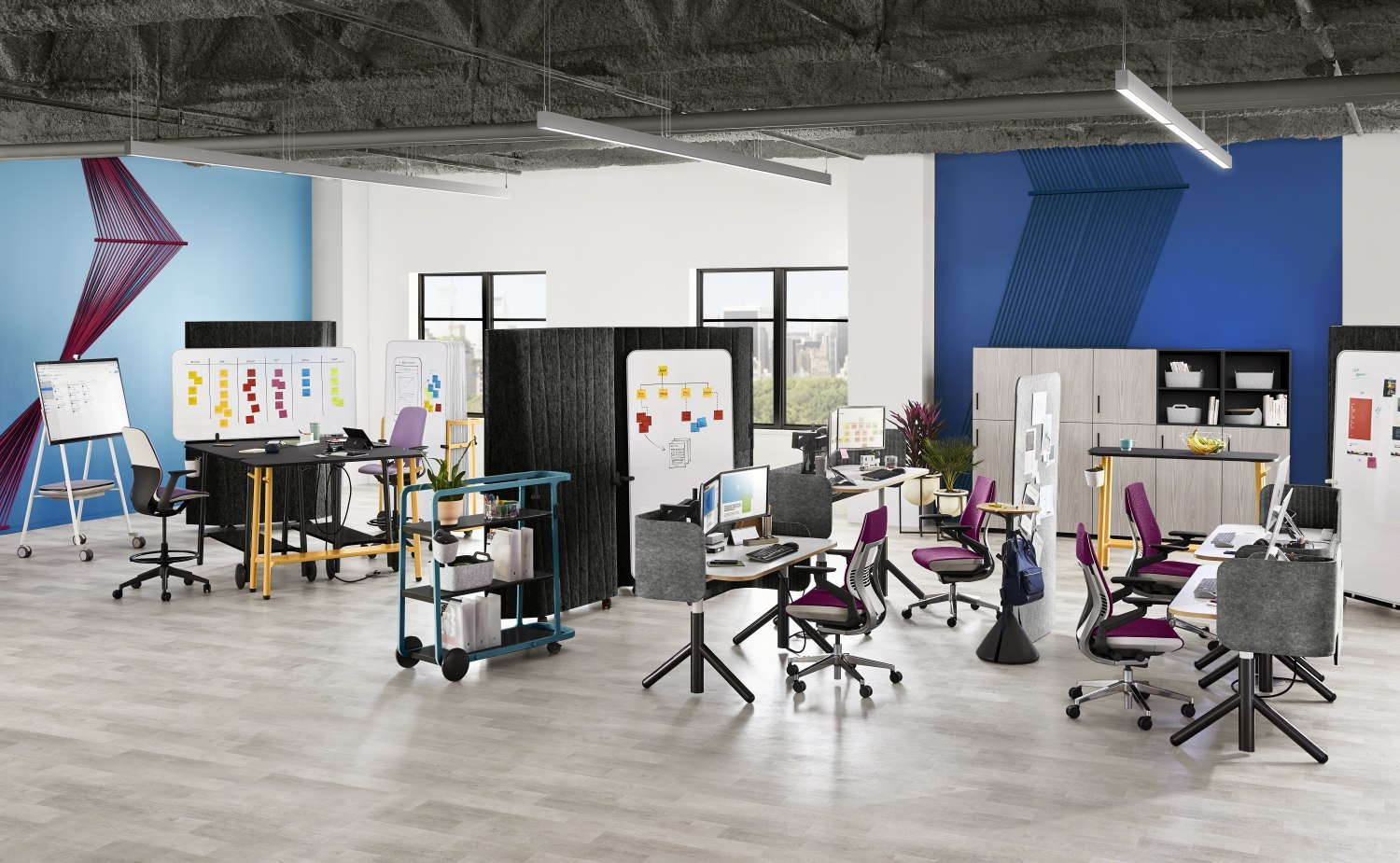 Steelcase Flex Arbeitsumgebung mit mobilen Whiteboards, flexiblen Tischen und ergonomischen Bürostühlen für kreative Teamarbeit.